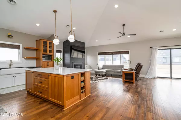 6166 CAMELLIA Circle, Grand Forks, ND 58201