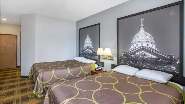 208 US-40, Sweet Springs, MO 65351