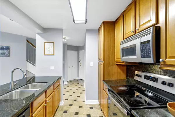 1750 Sleepy Hollow CT #7, Schaumburg, IL 60195