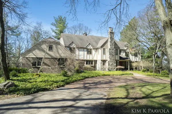 7675 Timber Bluff SE Road, Ada, MI 49301