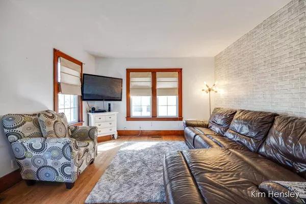 220 E Main Street, Rockford, MI 49341