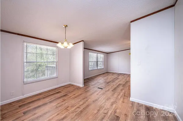 102 Sycamore DR, Hickory, NC 28601