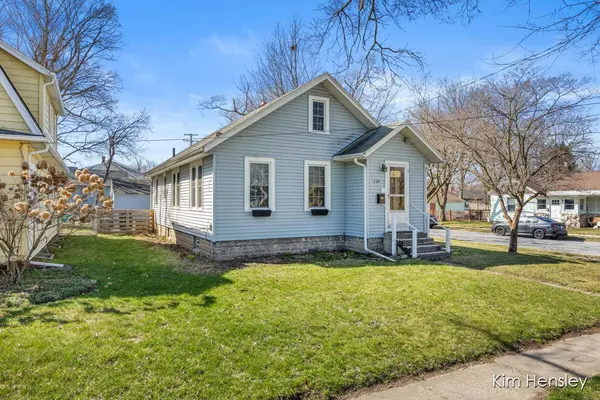 220 E Main Street, Rockford, MI 49341