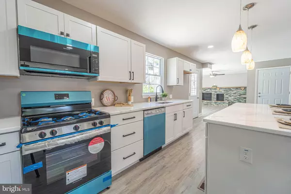 4 HAWTHORNE CT, Blackwood, NJ 08012