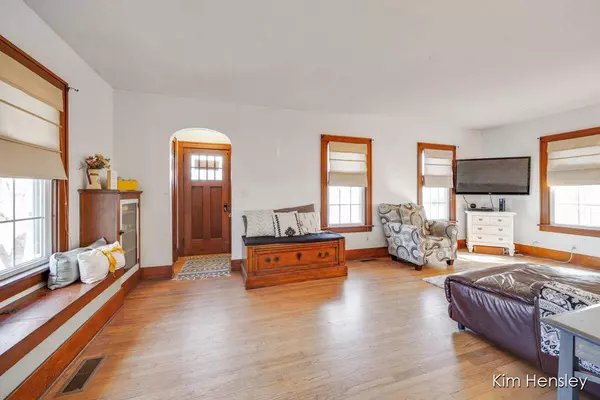 220 E Main Street, Rockford, MI 49341