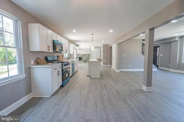 4 HAWTHORNE CT, Blackwood, NJ 08012