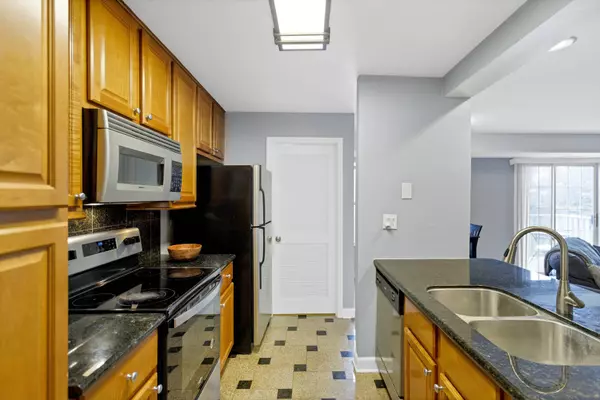 1750 Sleepy Hollow CT #7, Schaumburg, IL 60195