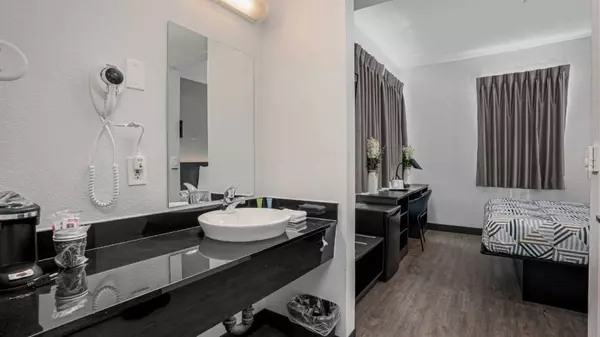 MOTEL IN DOWNTOWN SAN DIEGO, Just East Of Little Italy & South Of The 5 Freeway,