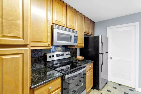 1750 Sleepy Hollow CT #7, Schaumburg, IL 60195