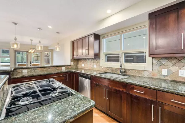 2433 29 AVE SW, Calgary, AB T2T 1P1