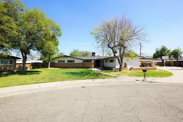 2027 Circle Way, Hanford, CA 93230