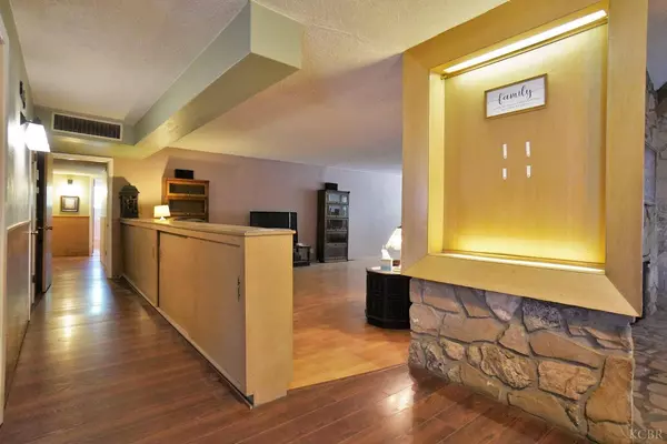 2027 Circle Way, Hanford, CA 93230