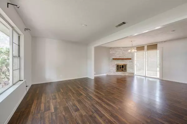 501 Bayless Drive, Euless, TX 76040