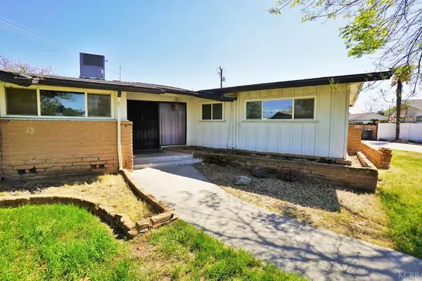 2027 Circle Way, Hanford, CA 93230