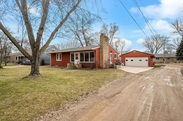 724 Shumway ST S, Shakopee, MN 55379