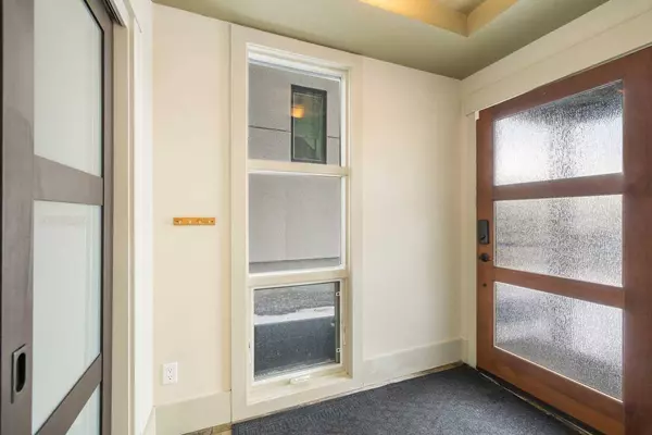 2433 29 AVE SW, Calgary, AB T2T 1P1