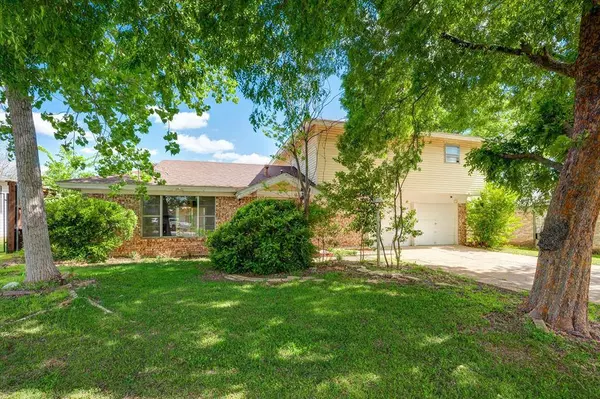 501 Bayless Drive, Euless, TX 76040