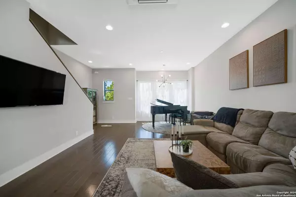 130 Swiss St #201 UNIT 201, San Antonio, TX 78202