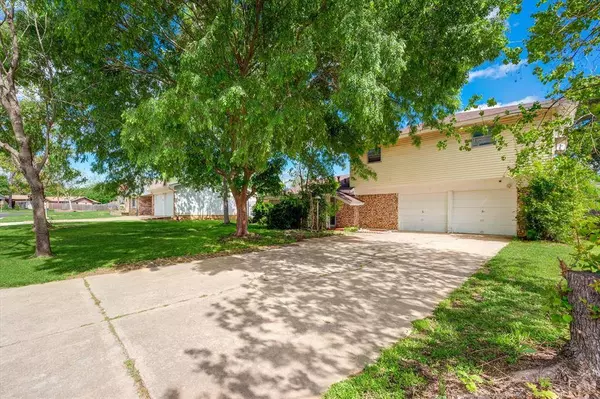 501 Bayless Drive, Euless, TX 76040