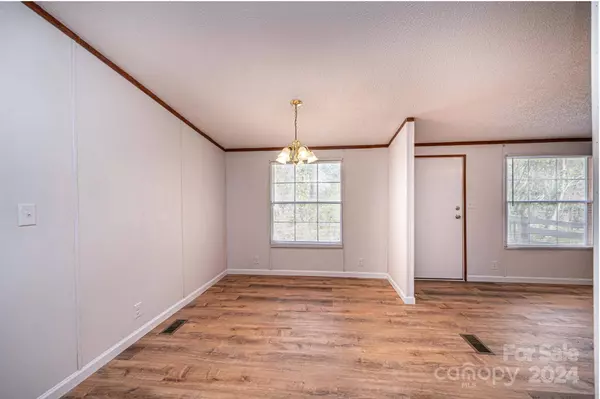 102 Sycamore DR, Hickory, NC 28601