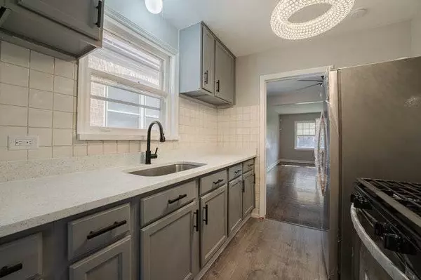 14126 S Dearborn ST, Riverdale, IL 60827