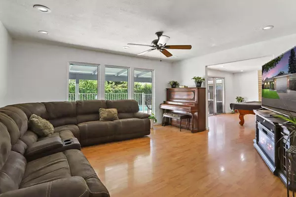 1412 Mosswood LN, Modesto, CA 95355