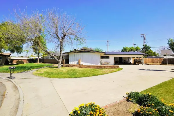 2027 Circle Way, Hanford, CA 93230