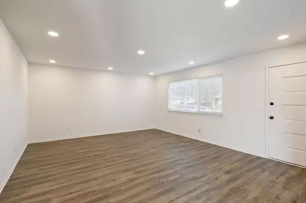 190 W Holland Avenue, Clovis, CA 93612