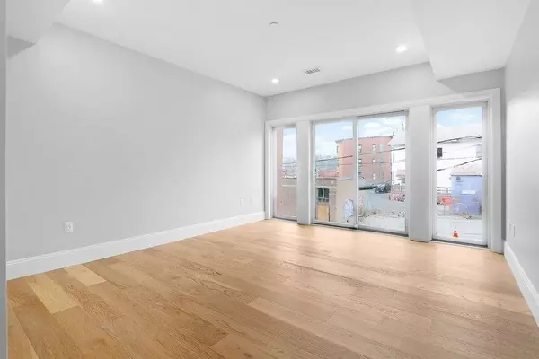 21 Glen St #2, Boston, MA 02130