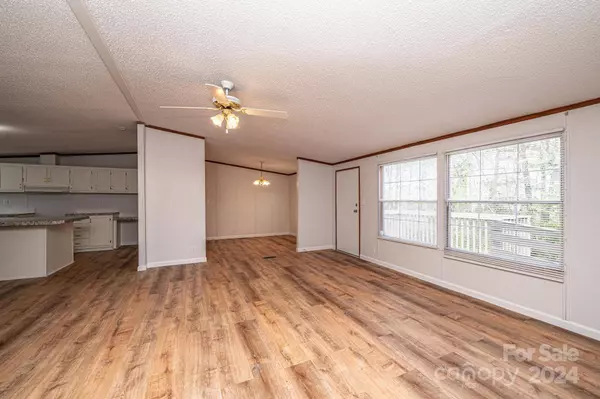 102 Sycamore DR, Hickory, NC 28601