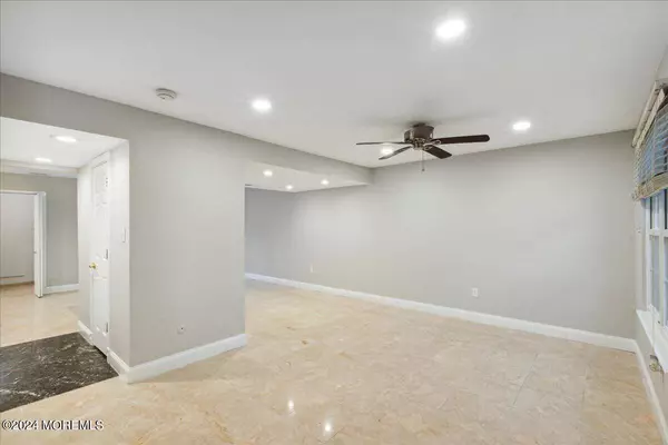 7 Kingsley Way, Freehold, NJ 07728