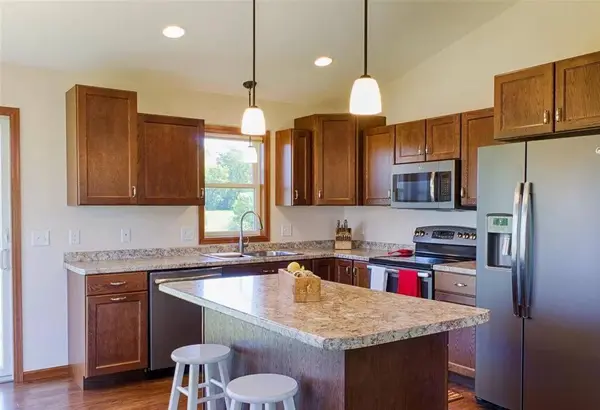 165 Creekside DR, Eagle Lake, MN 56024