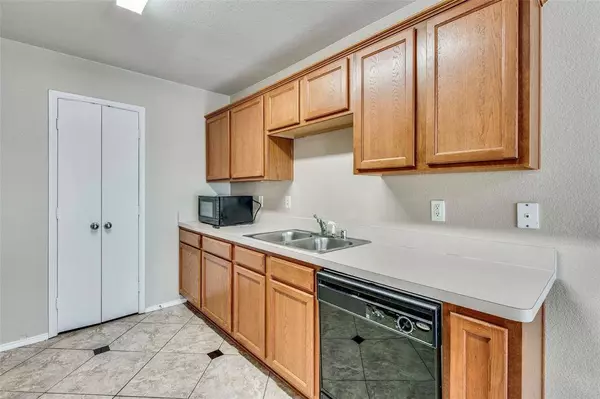 2326 Kingsway Drive, Arlington, TX 76012