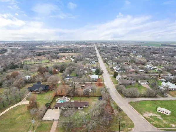 300 W College Avenue, Alvarado, TX 76009