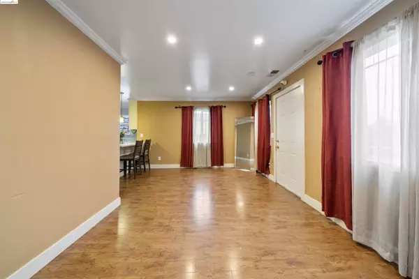 744 S Elmhurst Ave, Oakland, CA 94603