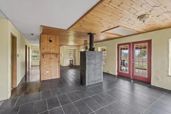 5619 S F Little Butte Creek Rd, Eagle Point, OR 97524