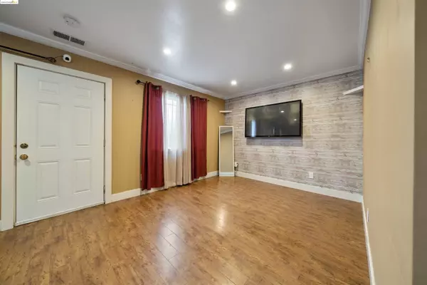 744 S Elmhurst Ave, Oakland, CA 94603