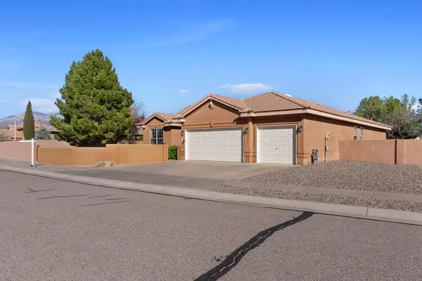 816 Calle Fuerte NE, Albuquerque, NM 87113