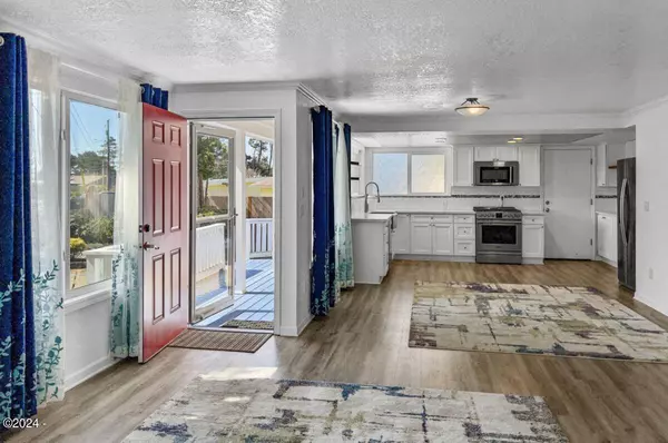 225 Shore DR, Lincoln City, OR 97367