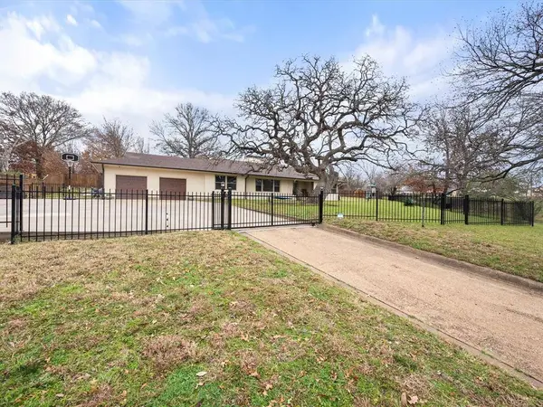 300 W College Avenue, Alvarado, TX 76009