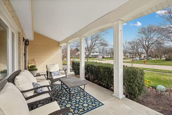 1832 Birch RD, Northbrook, IL 60062