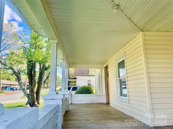 135 14th ST NW, Hickory, NC 28601