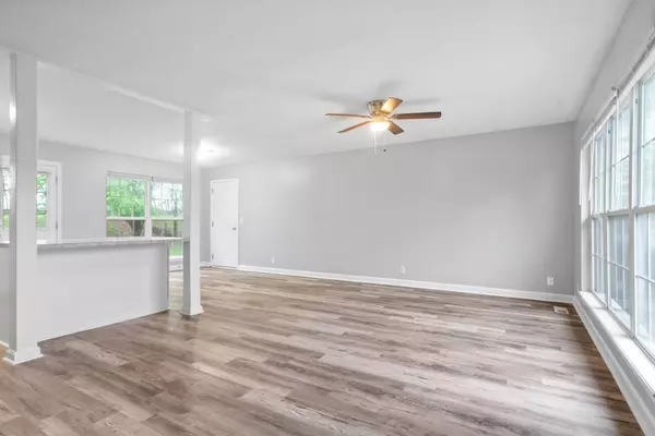 137 Oak Tree Dr, Oak Grove, KY 42262