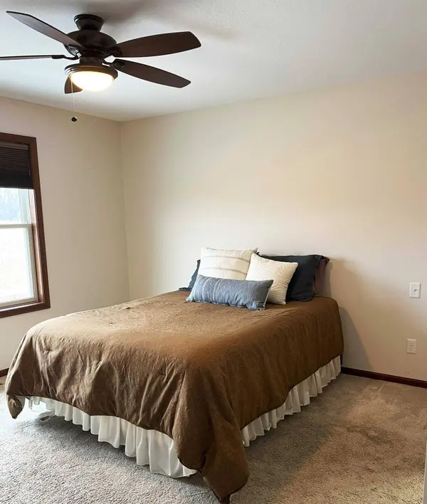 165 Creekside DR, Eagle Lake, MN 56024