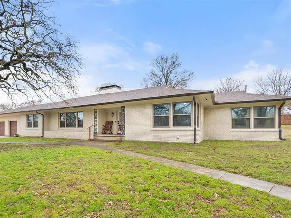 300 W College Avenue, Alvarado, TX 76009