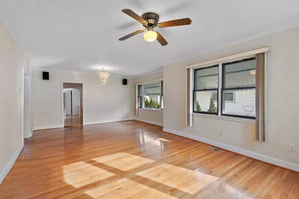 185 Ellsworth ST, Crystal Lake, IL 60014