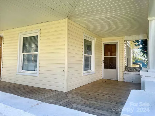 135 14th ST NW, Hickory, NC 28601