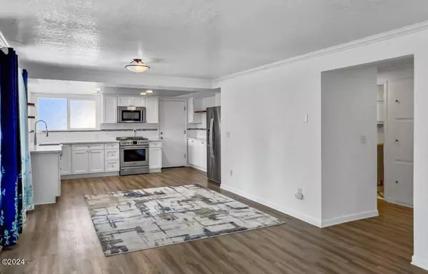 225 Shore DR, Lincoln City, OR 97367