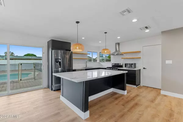 1544 W MICHELLE Drive, Phoenix, AZ 85023