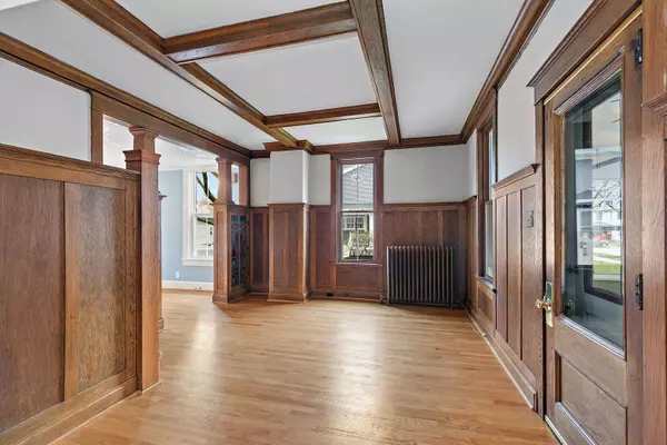 16 N Loomis ST, Naperville, IL 60540